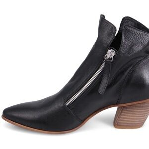 Django & Juliette Jazzy Black Leather Ankle Boots Size 38 Like NEW